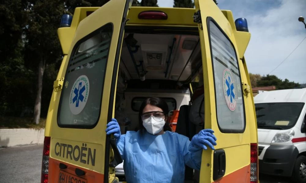 Θεσσαλονίκη: Τρεις τραυματίες από εκτροπή ασθενοφόρου